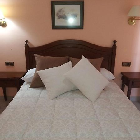 Hostal Restaurante Pacos Herrera del Duque ภายนอก รูปภาพ