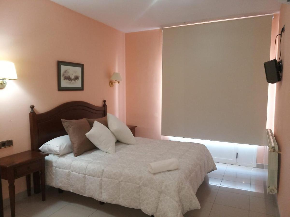 Hostal Restaurante Pacos Herrera del Duque ภายนอก รูปภาพ