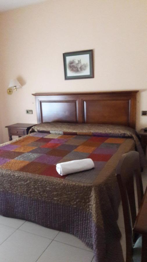 Hostal Restaurante Pacos Herrera del Duque ภายนอก รูปภาพ